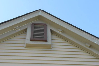 Mittelgroße Holzfassade Haus mit weißer Fassadenfarbe in Cincinnati