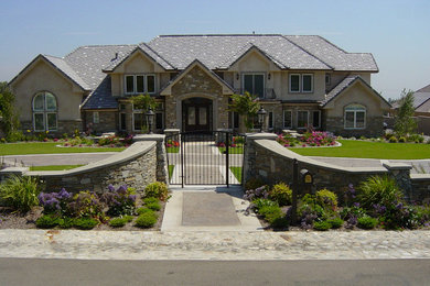 Cette photo montre une grande façade de maison grise chic à un étage avec un revêtement mixte, un toit à deux pans et un toit en shingle.