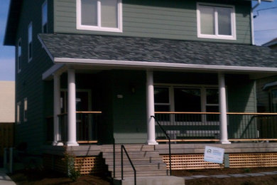 Mittelgroßes, Zweistöckiges Uriges Einfamilienhaus mit Faserzement-Fassade, grüner Fassadenfarbe, Satteldach und Schindeldach in Portland