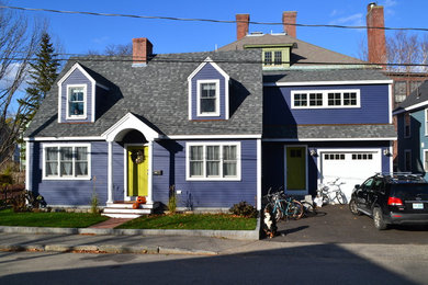 Diseño de fachada de casa azul clásica de tamaño medio de dos plantas con revestimiento de madera, tejado a dos aguas y tejado de teja de madera