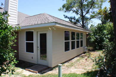 Example of a mid-sized classic beige one-story vinyl gable roof design in Houston