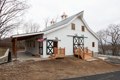 Foto de fachada de casa blanca de estilo de casa de campo de tamaño medio de dos plantas con revestimiento de madera, tejado a cuatro aguas y tejado de teja de madera