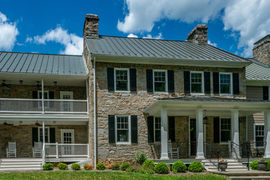 Dreistöckiges Landhausstil Einfamilienhaus mit Mix-Fassade und Blechdach in Washington, D.C.