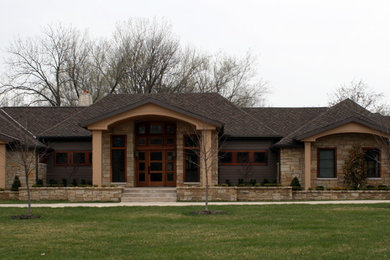 Пример оригинального дизайна: одноэтажный, коричневый дом в стиле фьюжн с облицовкой из камня