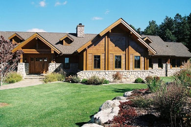 Idee per la facciata di una casa marrone classica a un piano di medie dimensioni con rivestimento in legno e tetto a capanna