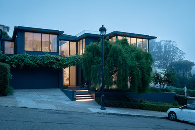Свежая идея для дизайна: большой, двухэтажный, серый дом в современном стиле с облицовкой из цементной штукатурки и плоской крышей - отличное фото интерьера