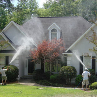 Mittelgroßes, Zweistöckiges Klassisches Haus mit Putzfassade und Halbwalmdach in Atlanta