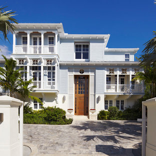 Dreistöckiges, Blaues Tropenstil Haus mit Holzfassade und Flachdach in Miami