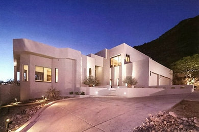 フェニックスにあるラグジュアリーなコンテンポラリースタイルのおしゃれな家の外観 (漆喰サイディング) の写真