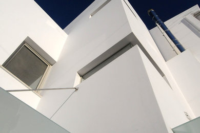 他の地域にあるコンテンポラリースタイルのおしゃれな白い家 (漆喰サイディング) の写真