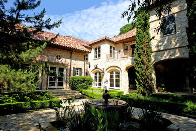 На фото: дом в средиземноморском стиле с облицовкой из камня