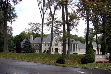 Geräumiges, Dreistöckiges Klassisches Einfamilienhaus mit Putzfassade, grauer Fassadenfarbe, Walmdach und Schindeldach in Philadelphia
