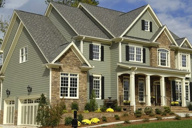 Ejemplo de fachada de casa verde de estilo americano de tamaño medio de tres plantas con revestimientos combinados, tejado a dos aguas y tejado de teja de madera