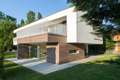 Imagen de fachada de casa blanca minimalista de tamaño medio de dos plantas con revestimiento de estuco