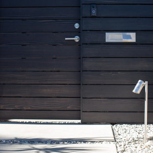 Cette image montre une façade en bois blanche minimaliste de taille moyenne et à un étage avec un toit plat.