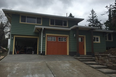 Mittelgroßes, Zweistöckiges Rustikales Haus mit grüner Fassadenfarbe, Satteldach und Schindeldach in Portland