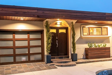 Mittelgroße, Zweistöckige Moderne Holzfassade Haus mit brauner Fassadenfarbe und Flachdach in Los Angeles