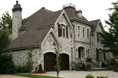 モントリオールにあるトランジショナルスタイルのおしゃれな家の外観 (石材サイディング) の写真