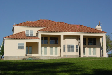 Imagen de fachada beige contemporánea grande de tres plantas con revestimiento de estuco