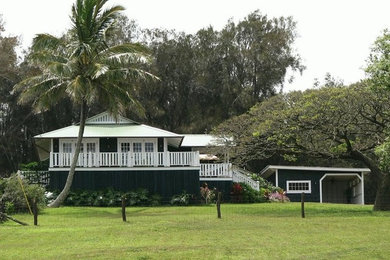 ハワイにあるお手頃価格の中くらいなトロピカルスタイルのおしゃれな家の外観の写真