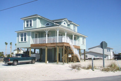 Modelo de fachada de casa azul costera grande de dos plantas con revestimiento de madera, tejado a dos aguas y tejado de teja de madera