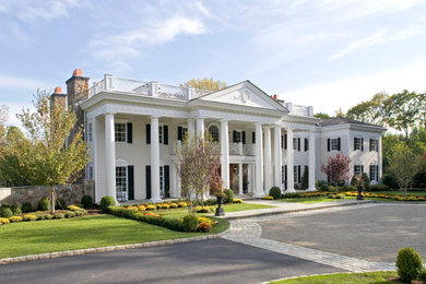 Immagine della facciata di una casa ampia bianca classica a due piani con rivestimento in legno