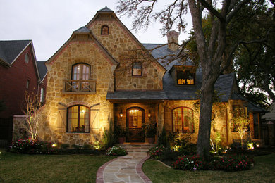 ダラスにあるトラディショナルスタイルのおしゃれな家の外観 (石材サイディング) の写真