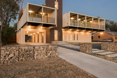 Cette image montre une façade de maison container design.