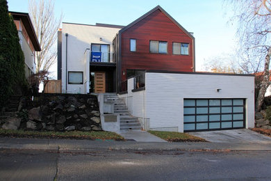 Cette image montre une grande façade de maison blanche minimaliste à deux étages et plus avec un revêtement en vinyle et un toit plat.