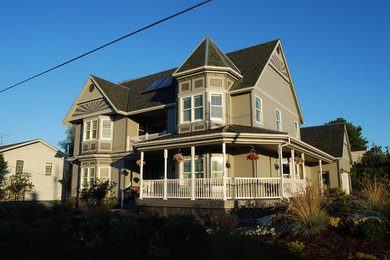 Großes, Zweistöckiges Klassisches Haus mit brauner Fassadenfarbe, Satteldach und Schindeldach in Seattle