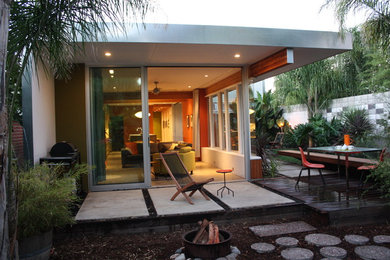 Свежая идея для дизайна: одноэтажный, зеленый дом среднего размера в стиле ретро с комбинированной облицовкой и плоской крышей - отличное фото интерьера