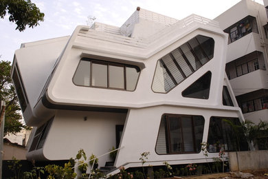Ejemplo de fachada blanca contemporánea grande de tres plantas con revestimiento de estuco y tejado plano