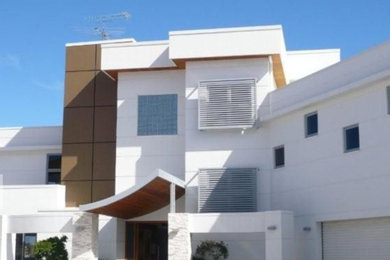 Großes, Dreistöckiges Modernes Einfamilienhaus mit weißer Fassadenfarbe und Flachdach in Brisbane