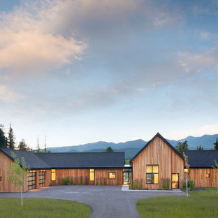 Idéer för att renovera ett stort minimalistiskt brunt hus, med allt i ett plan, sadeltak och tak i shingel