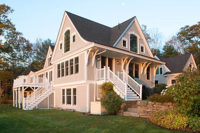 Diseño de fachada de casa gris costera de tamaño medio de tres plantas con revestimiento de madera, tejado a dos aguas y tejado de teja de madera