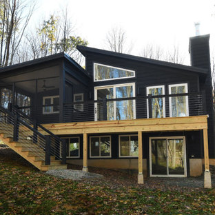 Inspiration för ett mellanstort 60 tals svart trähus, med allt i ett plan och pulpettak