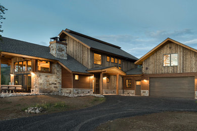 Diseño de fachada contemporánea de dos plantas con revestimiento de madera y tejado a dos aguas