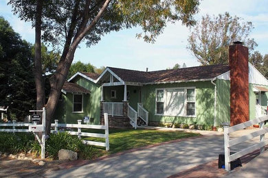 ロサンゼルスにある高級な中くらいなカントリー風のおしゃれな家の外観 (石材サイディング、緑の外壁) の写真