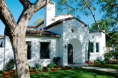 サンディエゴにある地中海スタイルのおしゃれな家の外観 (漆喰サイディング) の写真