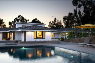 サンディエゴにある高級なコンテンポラリースタイルのおしゃれな家の外観 (コンクリート繊維板サイディング) の写真