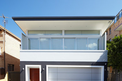 Foto de fachada gris actual pequeña de dos plantas con revestimiento de ladrillo y tejado plano