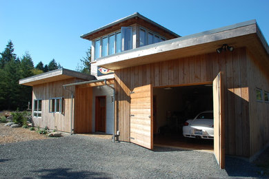 Foto de fachada marrón tradicional de tamaño medio de dos plantas con revestimiento de madera y tejado plano