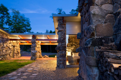 Пример оригинального дизайна: одноэтажный, коричневый дом среднего размера в современном стиле с облицовкой из камня