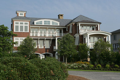 ウィルミントンにあるトラディショナルスタイルのおしゃれな家の外観の写真
