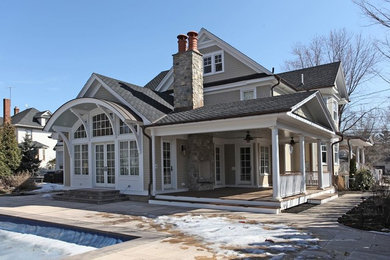 Cette image montre une façade de maison blanche design en bois de taille moyenne et à un étage avec un toit à deux pans et un toit en shingle.