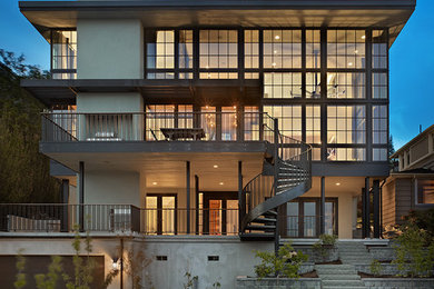 Cette photo montre une grande façade de maison tendance en verre à deux étages et plus.