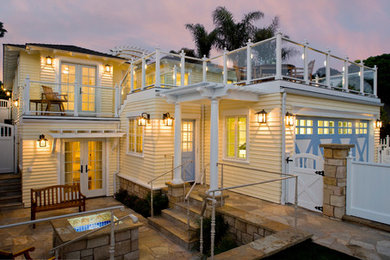 サンディエゴにあるビーチスタイルのおしゃれな家の外観の写真