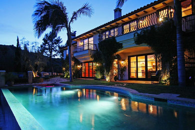ロサンゼルスにあるラグジュアリーな地中海スタイルのおしゃれな大きな家の写真