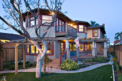 Imagen de fachada de casa multicolor de estilo americano grande de dos plantas con revestimiento de madera y tejado de teja de madera