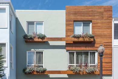 サンフランシスコにある中くらいなコンテンポラリースタイルのおしゃれな家の外観 (緑の外壁) の写真